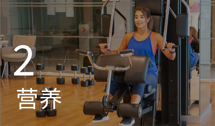 一个女人在健身机上锻炼的照片