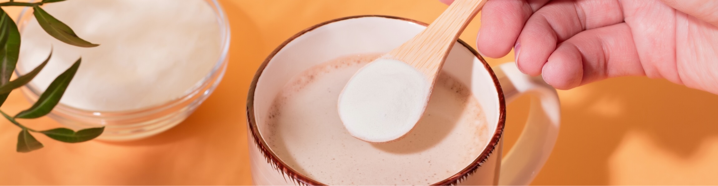 Photo a person's hand trying to put beauty powder into a drink.