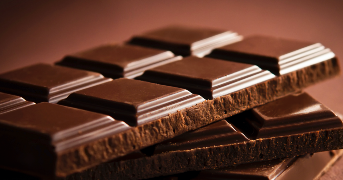 Шоколад фон. Шоколадный фон. Шоколад в слитках. Шоколад на белом фоне.