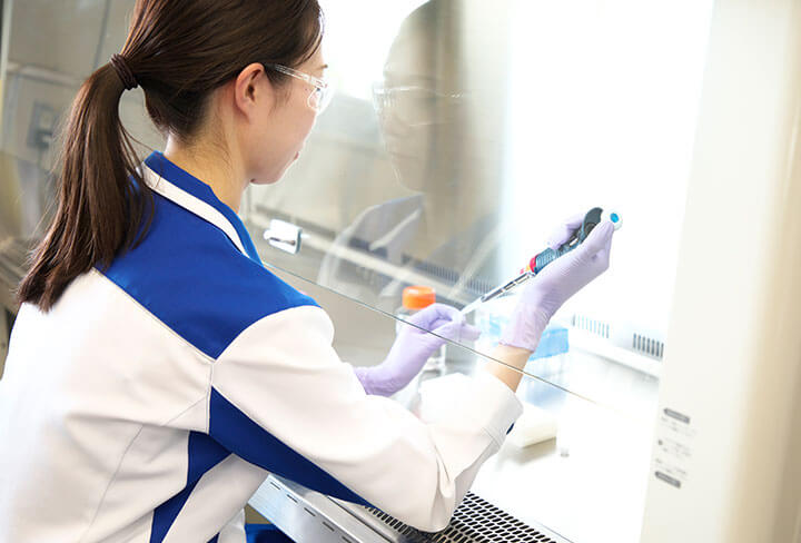 an photo of a female researcher conducting an experiment