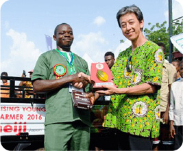 The winner, a cocoa farmer (left)