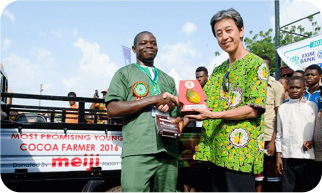 The winner, a cocoa farmer (left)