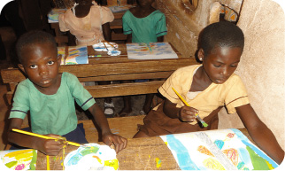 Drawing a picture of cocoa under the guidance of the teacher