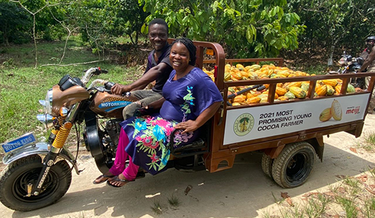 Winners carrying cocoa (left)