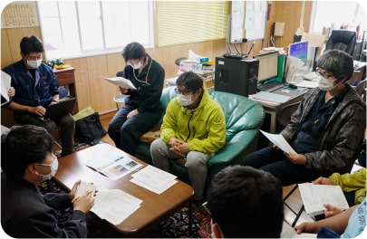 A meeting of "Team Ryosuke" held regularly. The improvement points are discussed each month and applied to farming operations.