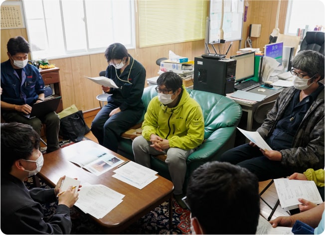 A meeting of "Team Ryosuke" held regularly. The improvement points are discussed each month and applied to farming operations.