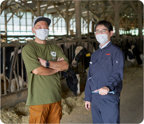 Mr. Atsushi Hamada talks with an MDA representative who visits the farm once or twice a month.