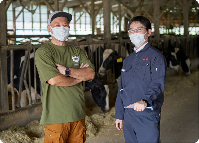 Mr. Atsushi Hamada talks with an MDA representative who visits the farm once or twice a month.