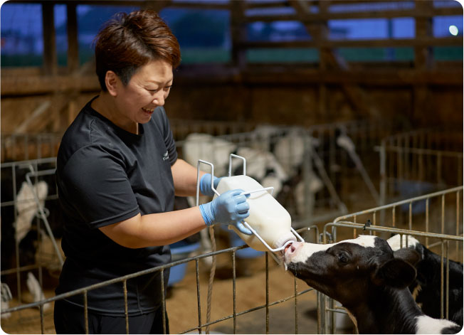 Ms. Naoko Hamada feeds more than 10 calves by herself.