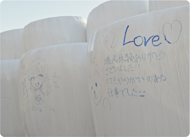 Graffiti left on a package of grass feed by an elementary school student who came to visit. It contains messages that the children learned.
