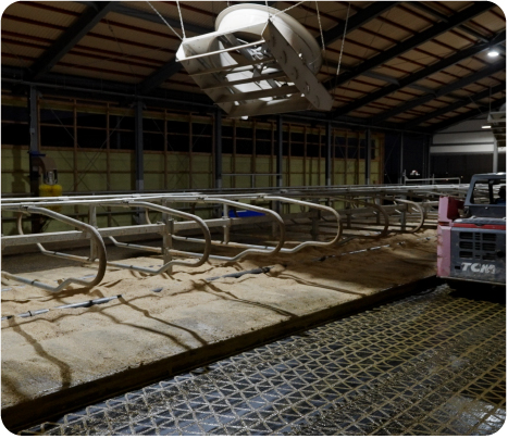 Rice hulls on waterbed improves comfort for cows. Easier temperature control has significantly reduced disease in summer 2022.