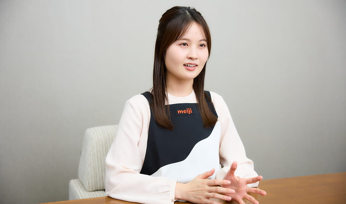 photo of Mukade talking about communicating with elementary school students through classroom lessons