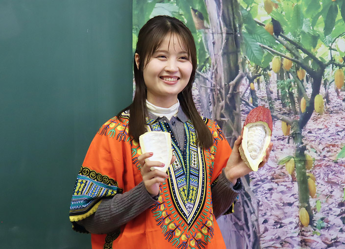photo of Mukade teaching a class at an elementary school