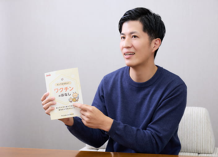 photo of Okawa explaining the teaching materials used in the class