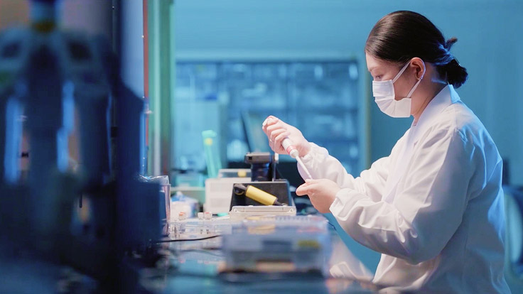 photo of Kato conducting tests at the laboratory