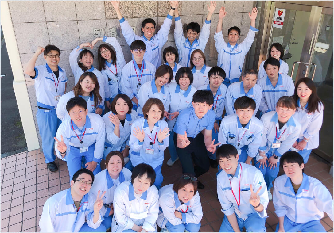 photo of employees taking part in the "Experiments for Kids Using Meiji Products" project