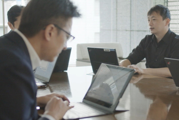 photo of Sasaki discussing at a meeting