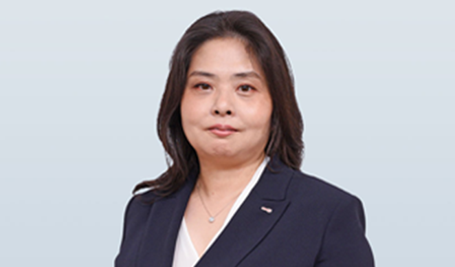 写真：執行役員　医薬品セグメント最高法務責任者、法務部長 人見 友美