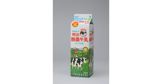 写真：明治酪農牛乳の商品パッケージ