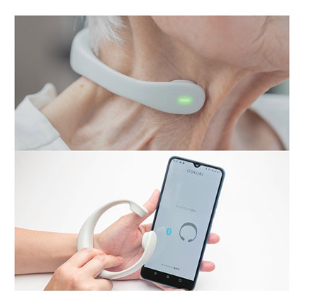 画像：GOKURIを着用しスマートフォンで確認している様子