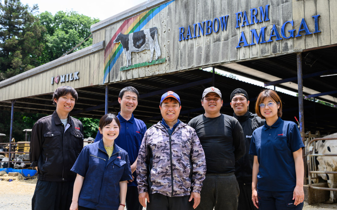 写真:RAINBOW FARMの皆さんと、明治、明治飼糧のメンバー