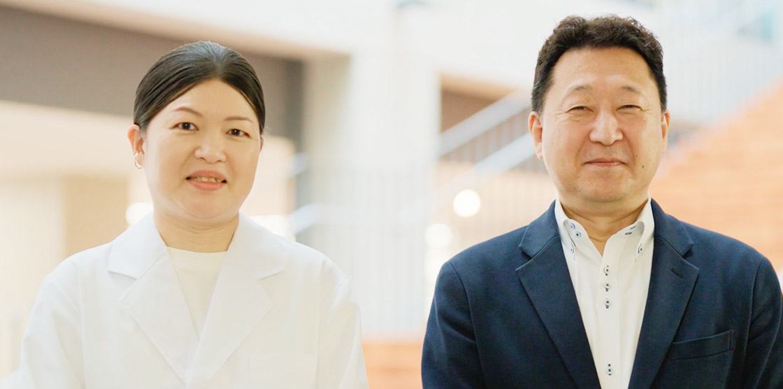 写真：にっこり笑う加藤と河合教授