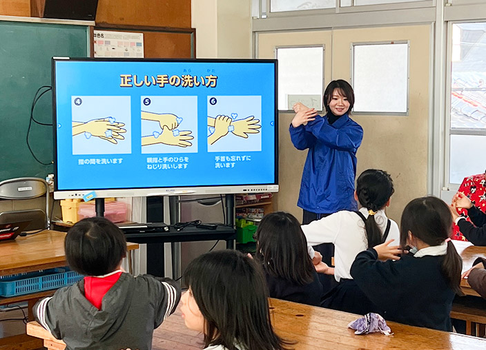写真：小学校で授業を行う小久保