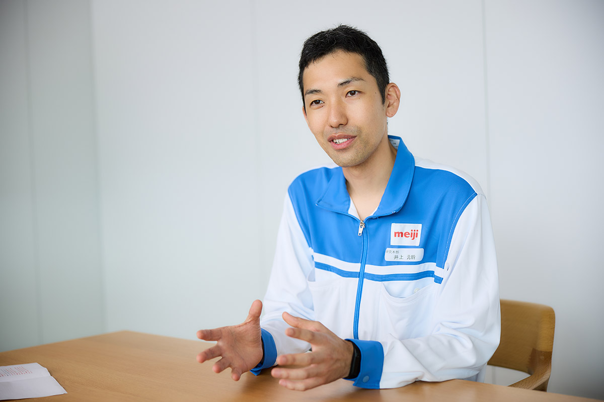 写真：これからの展望を語る井上