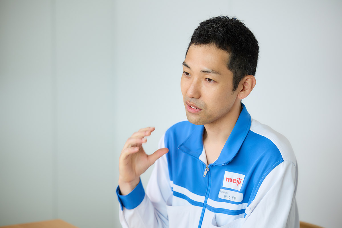 写真：咀嚼について語る井上