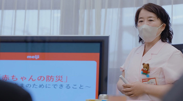 写真：パパママ向けに調乳セミナーをする荒木