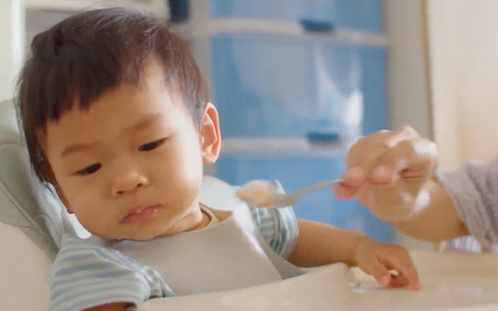 写真：食事を嫌がる赤ちゃん