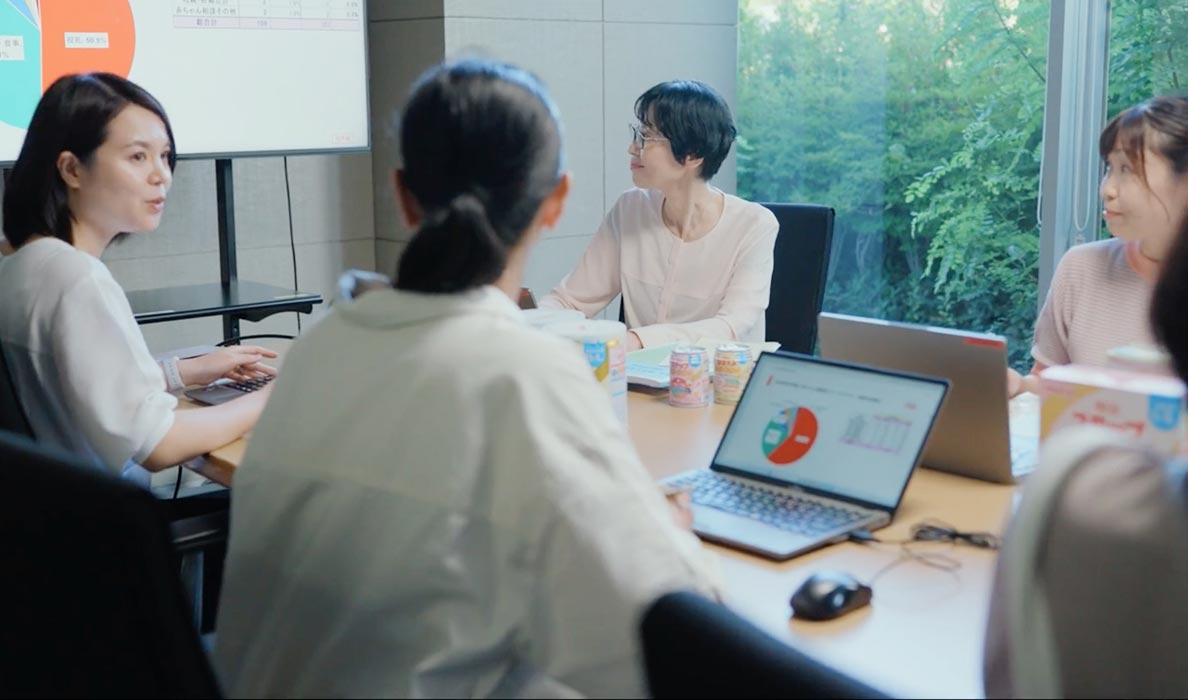 写真：毎月の研修会では相談員が集まって意見交換。事例を基に学び合います。