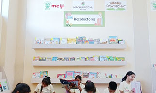 本を手に取る子ども達