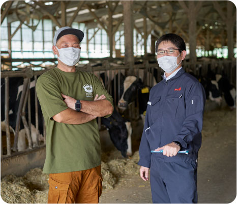月に１～２度、牧場を訪問してくるMDA担当者と話をする濱田篤さん。