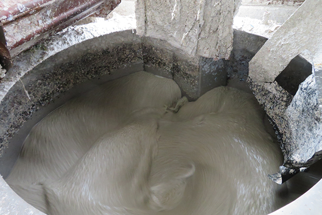 写真：原料を作る