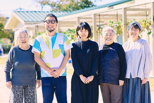 写真：うきはの宝の皆さんと代表の大熊 充さん（左から2番目）、ミルクぱく子さん（中央）
