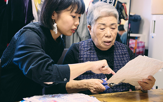 写真：「明治おいしい牛乳バック」裁断1