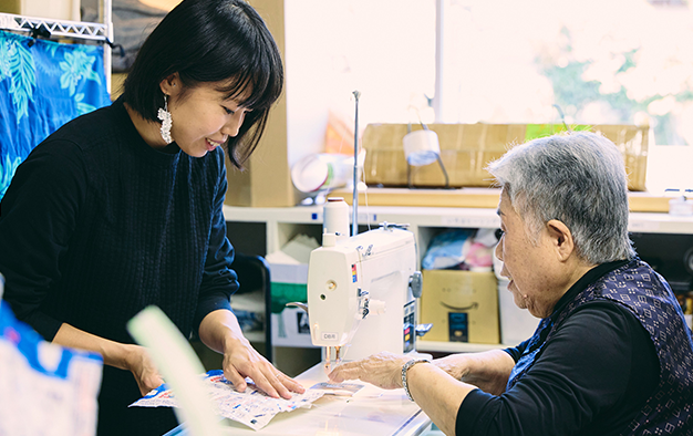 写真：「明治おいしい牛乳バック」裁縫1