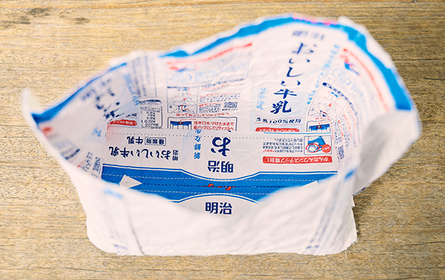 写真：「明治おいしい牛乳バック」裁縫2